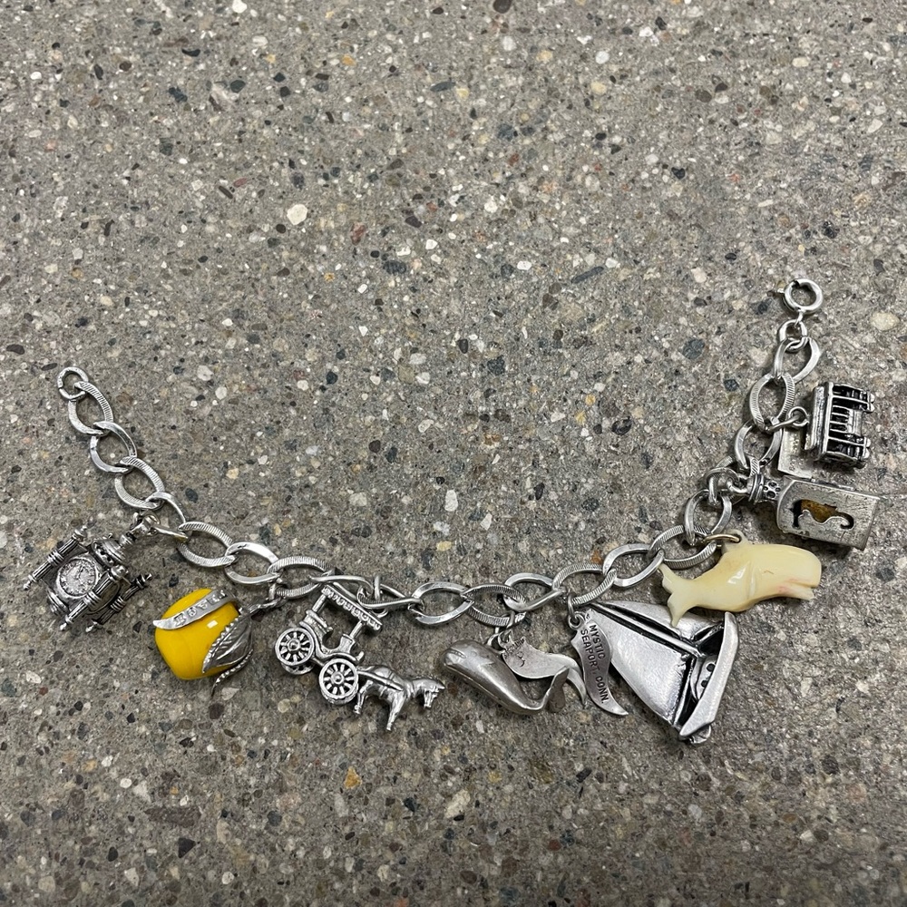 Vintage Charm Bracelet w/ 8 charms from all over - Picture 2 of 16